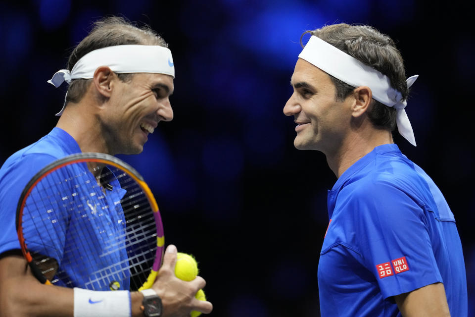 Roger Federer (derecha) y Rafael Nadal sonríen en un partido de dobles de la Copa Laver en Londres, el viernes 23 de septiembre e 2022. El encuentro fue el último en la carrera del suizo Federer (AP Foto/Kin Cheung)