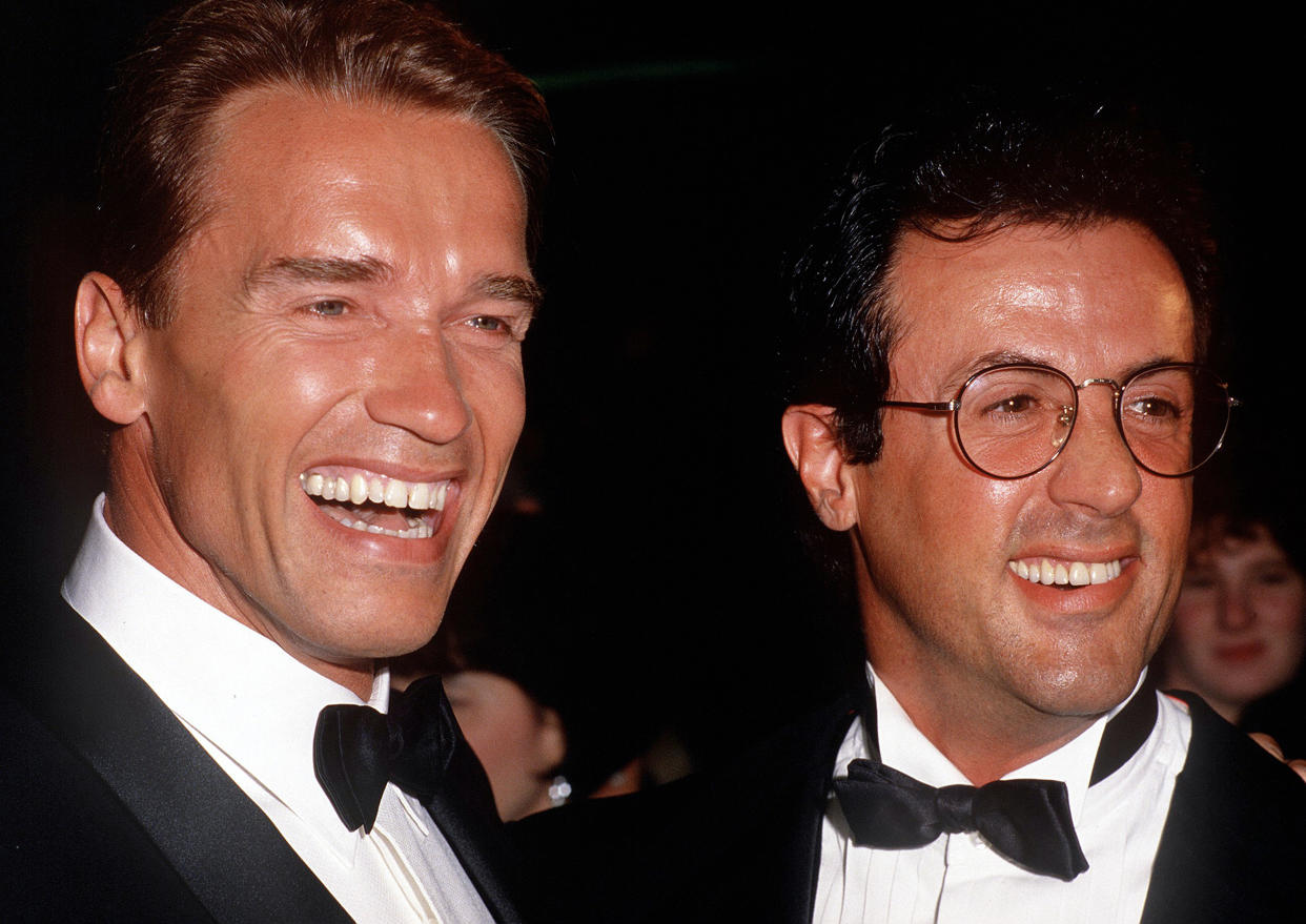 Actors Sylvester Stallone y Arnold Schwarzenegger, circa 1991.  (Photo by Kypros/Getty Images)