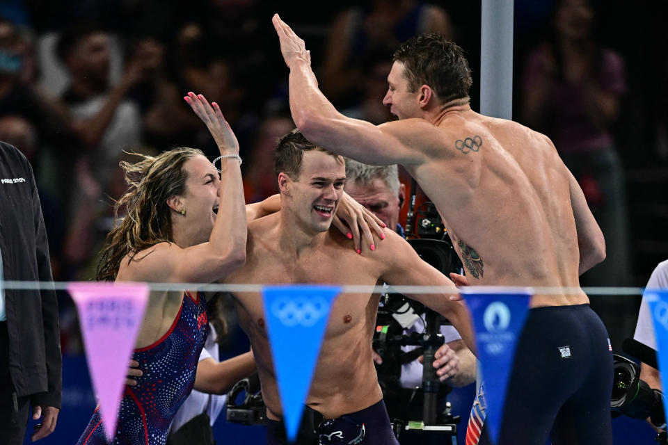 (LR) Atlet AS Gretchen Walsh, Bobby Finke, dan Ryan Murphy merayakan kemenangan setelah memenangi final renang estafet medley 4x100m campuran pada Olimpiade Paris 2024 di Paris La Defense Arena di Nanterre, sebelah barat Paris, pada 3 Agustus 2024. (Foto oleh Manan VATSYAYANA / AFP) (Foto oleh MANAN VATSYAYANA/AFP via Getty Images)