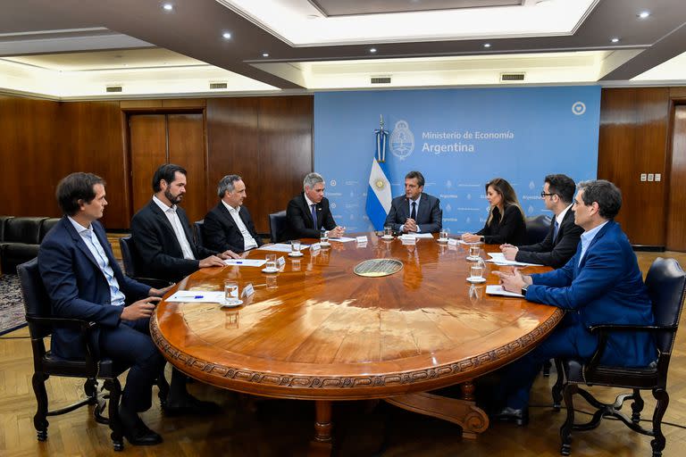 Reunión entre el Ministerio de Economía y ejecutivos de las principales empresas petroleras