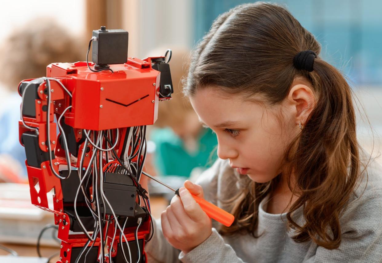 <a href="https://www.shutterstock.com/es/image-photo/young-girl-building-robot-concentrated-look-1098389708" rel="nofollow noopener" target="_blank" data-ylk="slk:Yuriy Golub/Shutterstock;elm:context_link;itc:0;sec:content-canvas" class="link ">Yuriy Golub/Shutterstock</a>