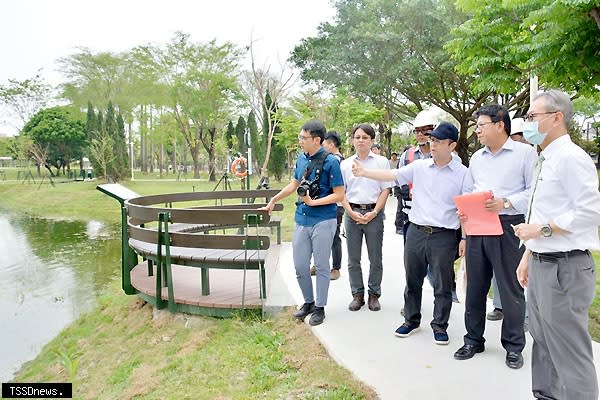 屏東縣長潘孟安（右二）視察萬年公園完成改造的新風貌。（記者陳真攝）