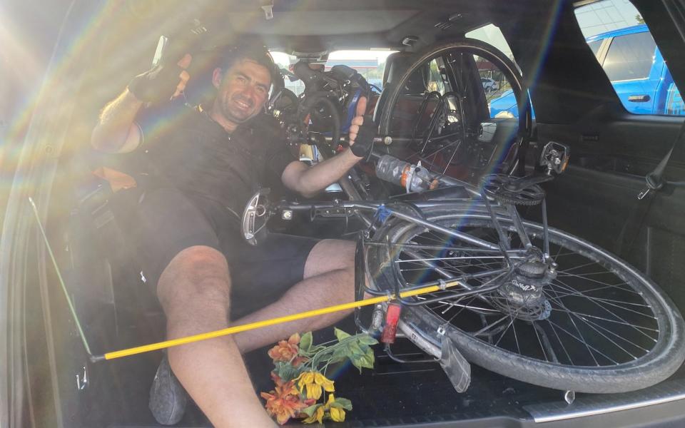 The author slipped into the trunk of a passer-by with his bicycle