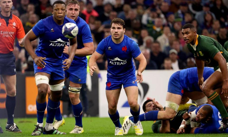 France’s Antoine Dupont (centre)