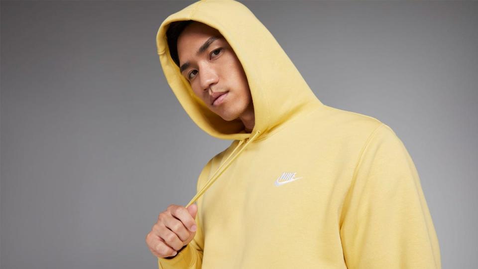 Work out or chill out in the soft style of this Sportswear Club fleece hoodie.