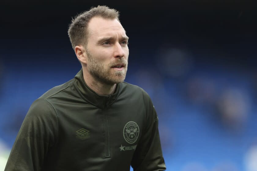 Christian Eriksen fotografiado durante el calentamiento previo a un partido de Brentford contra Chelsea el 2 de abril del 2022. El danés firmó por tres años con el Manchester United. (AP Photo/Ian Walton)