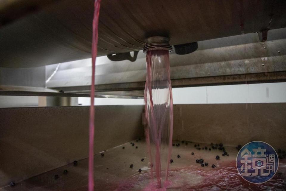 榨葡萄汁會同時加入乾冰保持低溫鮮度。