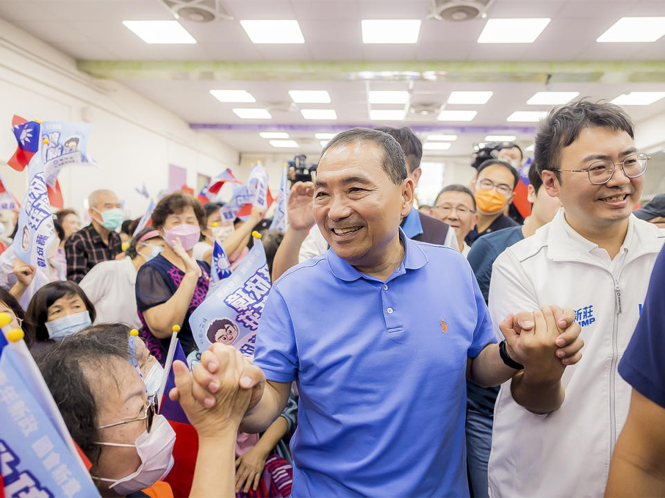 侯友宜再端青年政見，推出「學貸免利息」協助青貧弱勢。（圖：侯競辦提供）