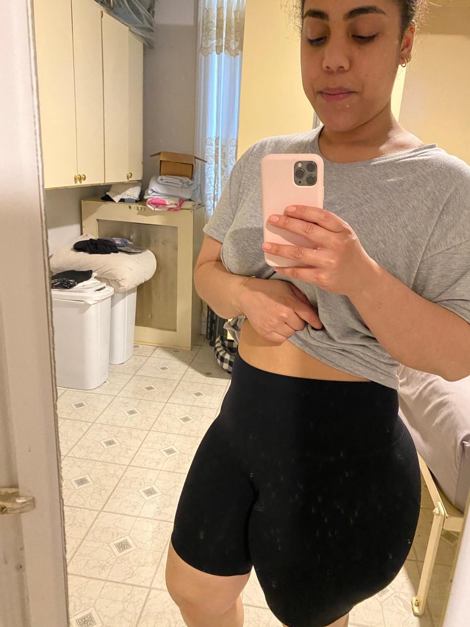 everlane biker shorts mirror selfie