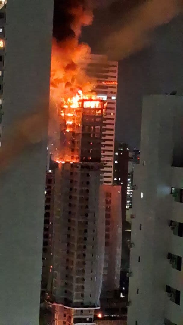 Gran incendio afecta edificio en construcción en la Zona Oeste de Recife. 29-03-24