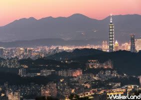 到了夜晚就一定要看一場百萬夜景秀，不論是在「樟山寺」還是較為隱密的「望遠亭」，都可以將大台北夜景一覽無遺。(圖|台北市政府/Taipei Walker)