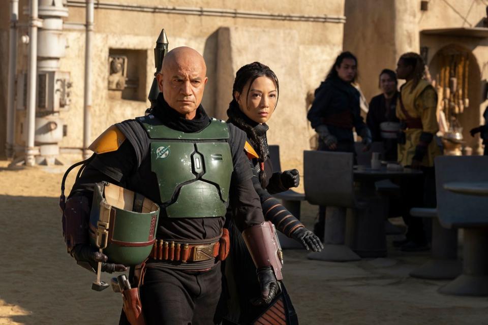 Boba Fett (Temuera Morrison) lässt auch mal blicken: Der Kopfgeldjäger versteckt sich an der Seite von Fennec Shand (Ming-Na Wen) nicht immer unter seinem Schutzhelm. (Bild: Disney+ © 2021 Lucasfilm Ltd. & ™. All Rights Reserved.)