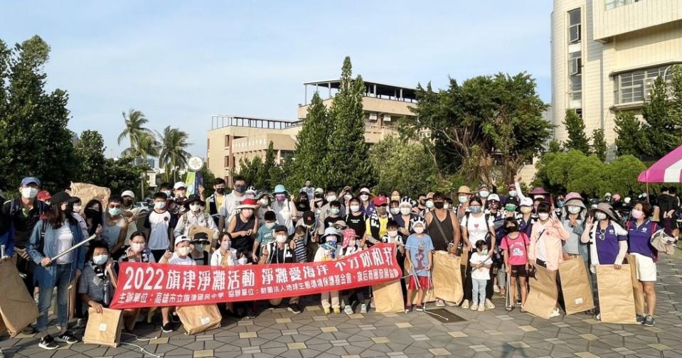 「滿載而歸」將旗津海岸上的垃圾帶走，旗津國中攜手旗津商圈民眾、企業百人淨灘。　（記者王正平翻攝）