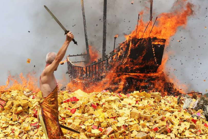 每回西港刈香的重頭戲就是送王儀式的「燒王船」。（資料照，圖／趙守彥提供）