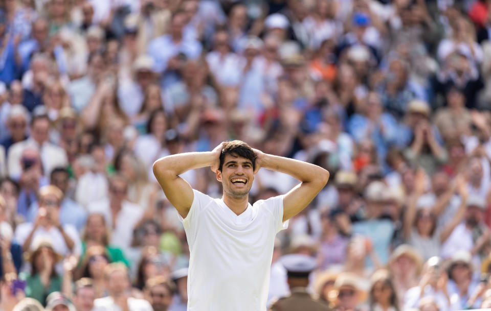 LONDON, INGGRIS - 14 JULI: Carlos Alcaraz dari Spanyol merayakan kemenangan setelah memenangkan Final Tunggal Putra melawan Novak Djokovic dari Serbia (tidak terlihat) di Kejuaraan Tenis Lapangan Wimbledon di All England Lawn and Tennis Club di Wimbledon pada 14 Juli 2024 di London, Inggris. (Foto oleh Simon Bruty/Anychance/Getty Images)