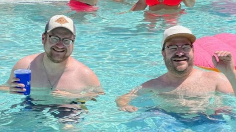 美國兩名陌生男子在泳池「撞臉」。（圖／翻攝自Reddit）