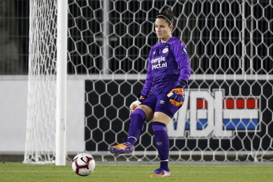 La portera Eli Sarasola durante un partido de la liga holandesa con su equipo, el PSV. (Foto: Edwin van Zandvoort / Soccrates / Getty Images).