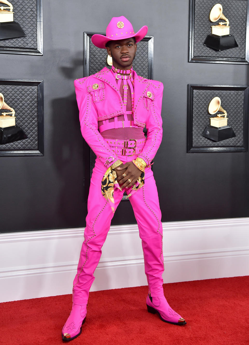 Der "Old Town Road"-Rapper entschied sich für ein modernes und exzentrisches Cowboy-Oufit in Pink. Er performte seine Hit-Single gemeinsam mit Billy Ray Cyrus und der südkoreanischen Boygroup BTS. (Bild: Getty Images)