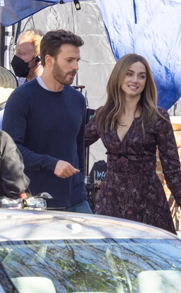 See Knives Out Co Stars Ana De Armas And Chris Evans Laugh While Reuniting On Set Of New Movie 8000