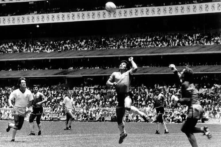 Maradona antes de convertir el primer gol frente a Inglaterra en el Mundial México 86.