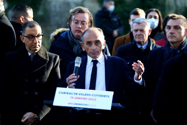 Le candidat d'extrême droite à la présidentielle française Eric Zemmour (c) à Villers-Cotterêts, dans l'Aisne, le 15 janvier 2022 (AFP/FRANCOIS NASCIMBENI)