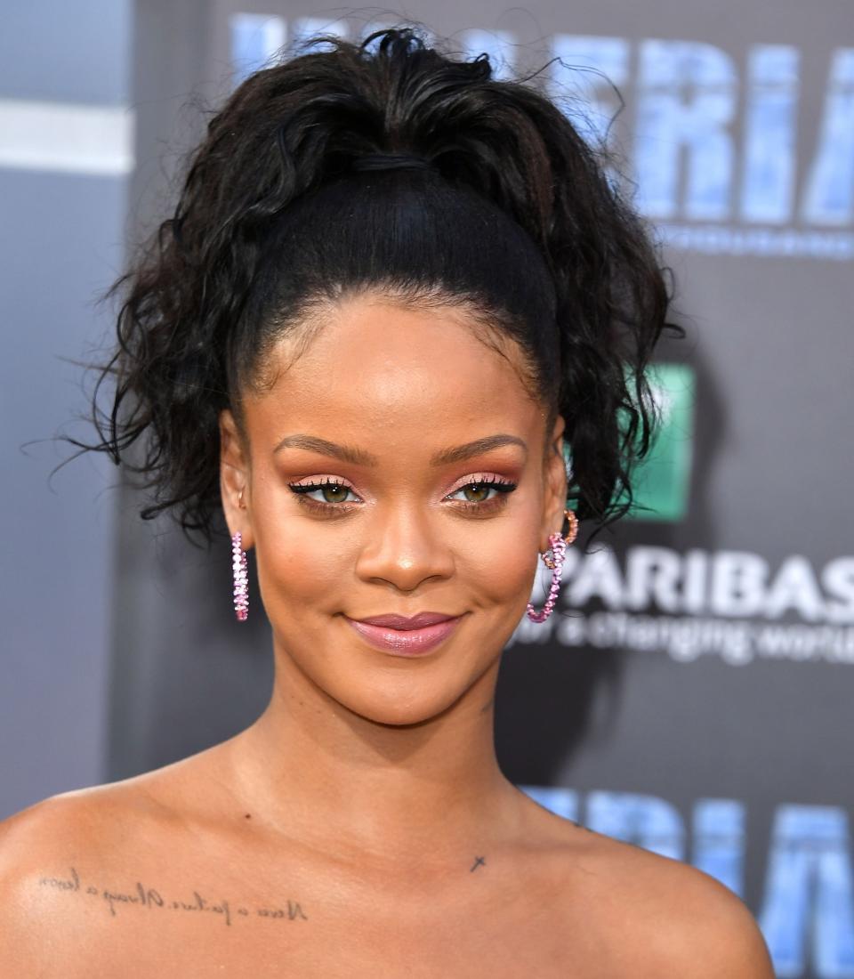 Rihanna tiene un problema con la cola de su vestido en la premiere de su película