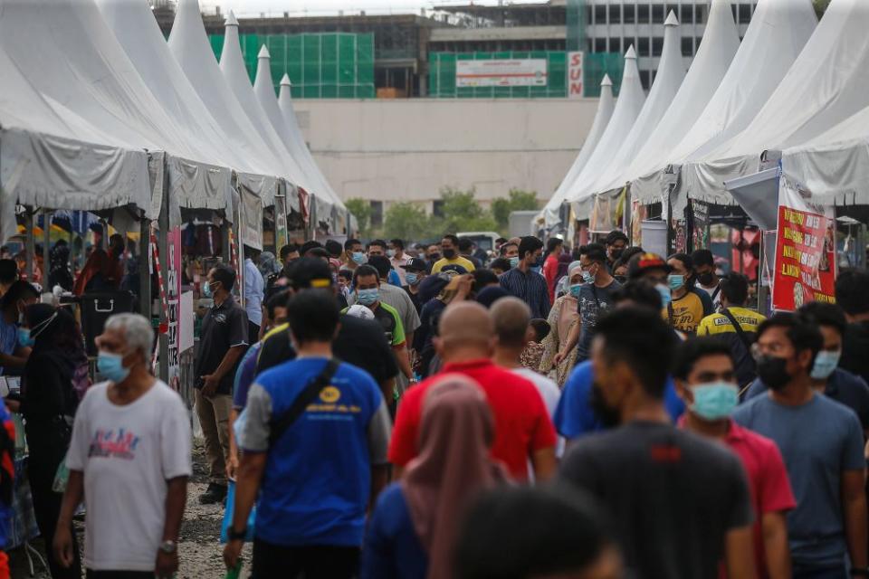Members of the public throng a Ramadan bazaar in Seberang Jaya April 16, 2021. — Picture by Sayuti Zainudin