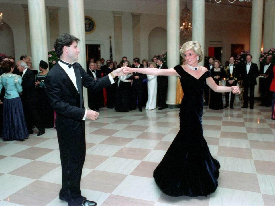 Diana trug das schulterfreie Kleid 1985 bei einer Einladung im Weißen Haus (Bild: imago images / ZUMA Press)
