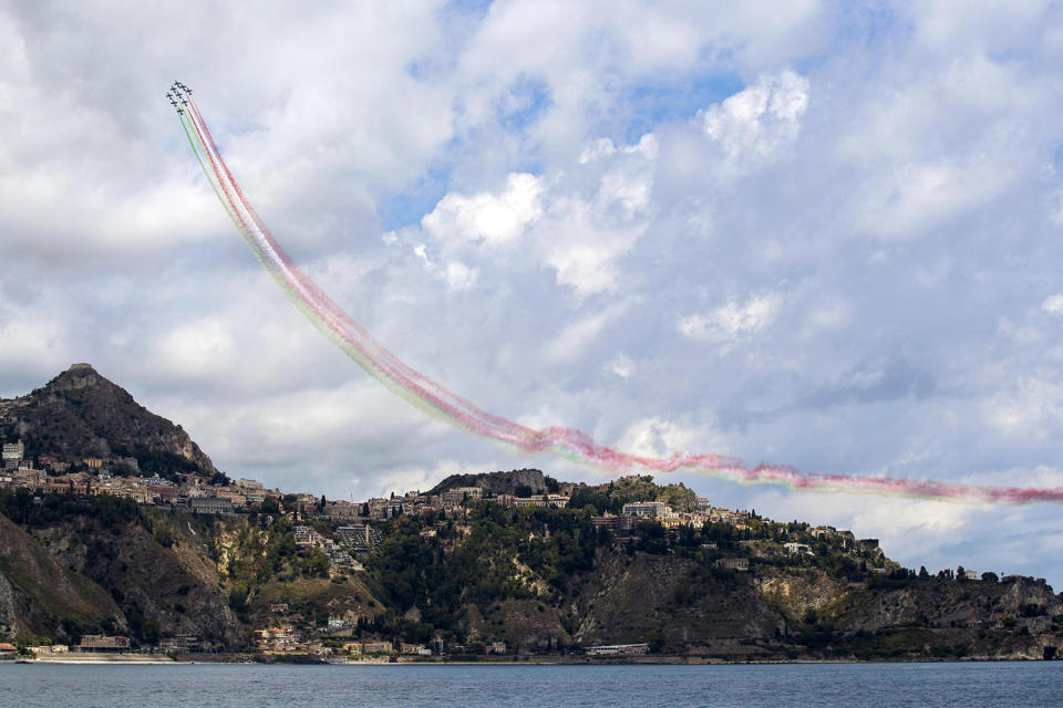 <p>Jets of the Italian Air Force’s “Frecce Tricolori” aerobatic unit perform a formation flight in the sky above Taormina, Sicily, Italy, May 26, 2017. (Photo: Angelo Carconi/EPA) </p>