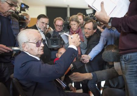 Auschwitz death camp survivor Leon Schwarzbaum speaks to media in the courtroom ahead of the trial of defendant Reinhold Hanning, a 94-year-old former guard at Auschwitz death camp, in Detmold, Germany, April 29, 2016. REUTERS/Bernd Thissen/Pool