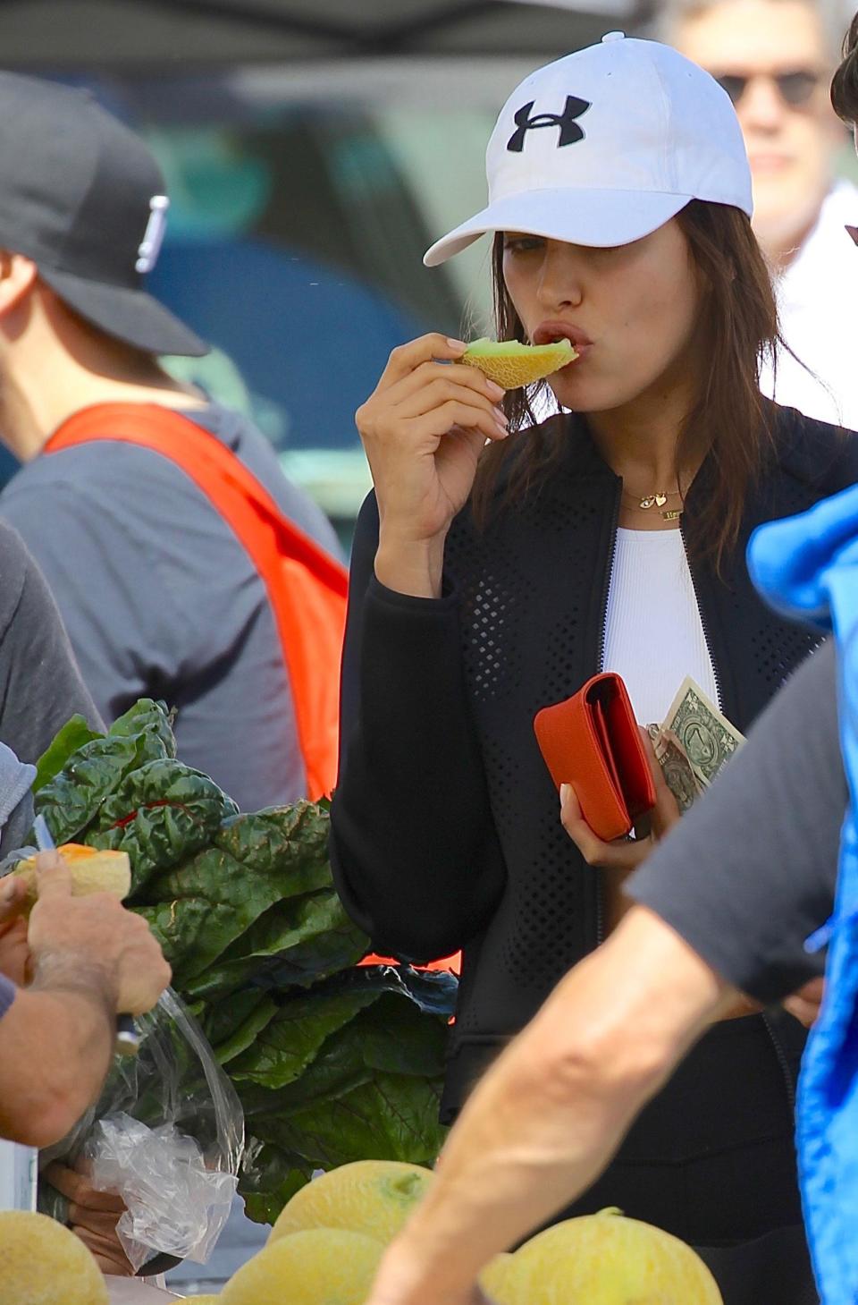 The catwalk stunner enjoyed tasting the fresh produce, as she spent some time away from her newborn Lea.