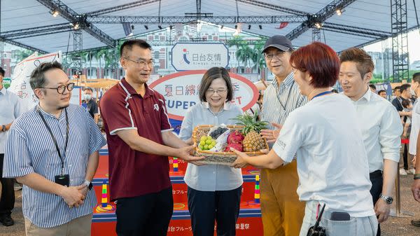 圖為中華文化總會、農業部與日台交流協會共同舉辦的台日水果夏祭，8月26日在總統府前凱道登場，蔡英文（左3）特別撥空到現場品嚐，與陳吉仲（左2）同台。   圖：翻攝自蔡英文粉專