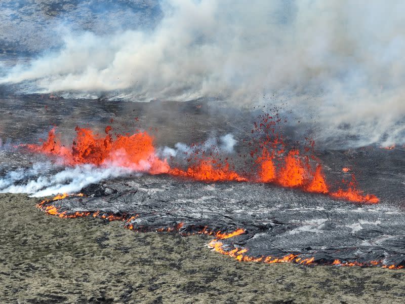 冰島首都附近火山噴發 專家稱無立即危險