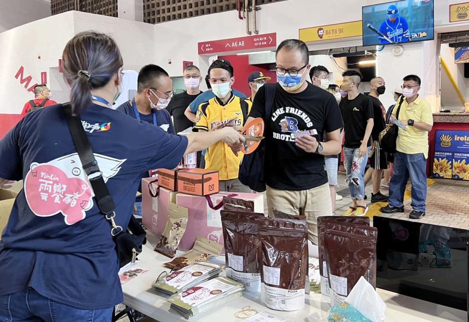 雲林縣政府偕同肉品市場共同成立的「雲饗豬」品牌在球場贈送豬肉乾試吃包給現場的球迷朋友(照片提供：味全龍球團)