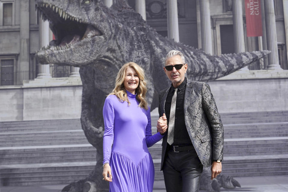 Los actores Laura Dern y Jeff Goldblum posan durante una sesión de la película Jurassic World Dominion en Trafalgar Square, Londres el 27 de mayo de 2022. (Ian West/PA via AP)