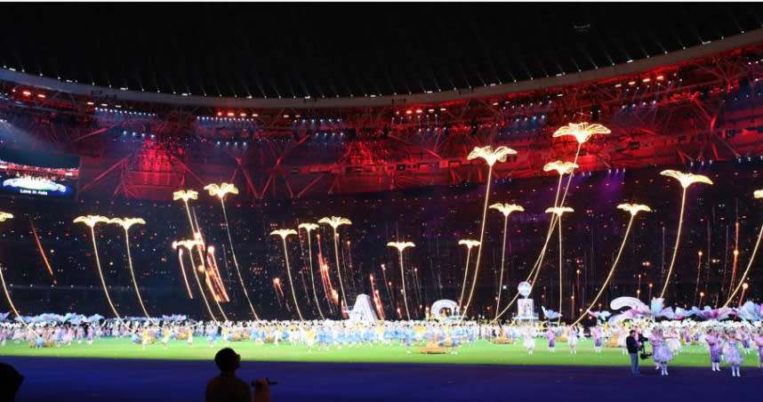 杭州亞運閉幕式上19朵金光閃閃的桂花代表記憶之花。（影／中國時報鄭任南攝）