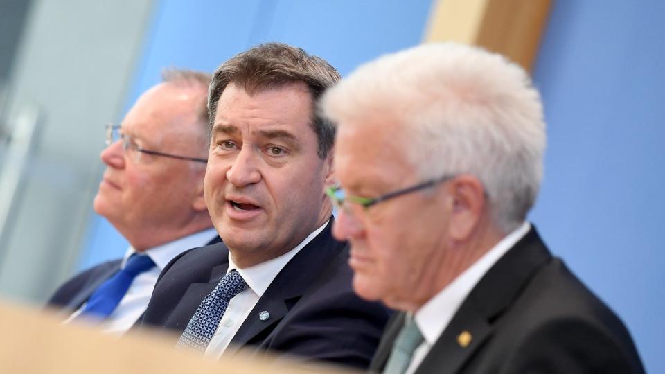 Stephan Weil, Markus Söder und Winfried Kretschmann geben eine Pressekonferenz zu der Zukunft der Automobilindustrie. Foto: Britta Pedersen