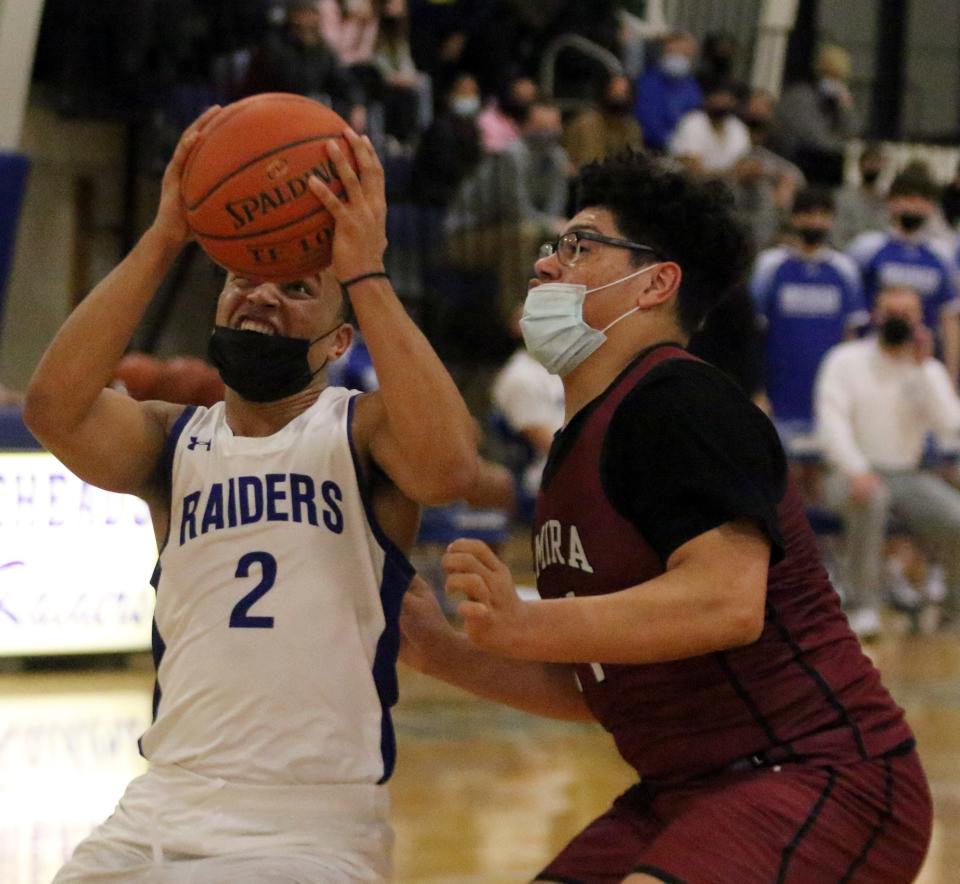 Horseheads' Amauri Truax drives to the basket as Elmira's Christopher Woodard defends during the Blue Raiders' 59-54 win in boys basketball Jan. 7, 2022 at Horseheads Middle School's field house.