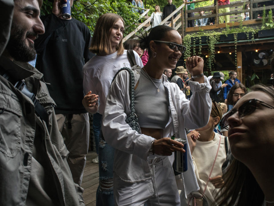 Jóvenes de fiesta en Kiev el 17 de julio de 2022. (Laura Boushnak/The New York Times)
