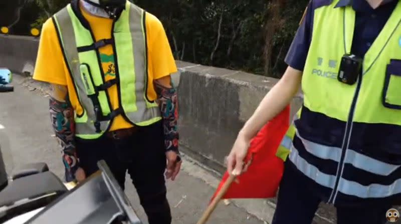 雙方僵持4小時後，警方仍強制執行移置保管。（圖／翻攝自OWL貓頭鷹交通書YT）