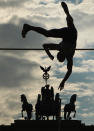 El francés Renaud Lavillenie, en plena acción en la prueba de salto con garrocha, del espectáculo aéreo "Berlin fliegt!", frente a la Puerta de Brandeburgo, Berlin. Joern Pollex/Bongarts/Getty Images