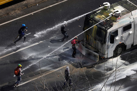 Demonstrators clash with riot security forces during a march to the state Ombudsman's office in Caracas, Venezuela May 29, 2017. REUTERS/Carlos Garcia Rawlins