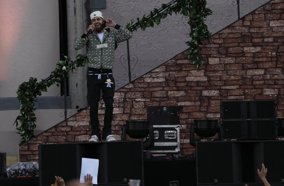 Jesus Diego "Jay Dee", izquierda, cantante de la banda estadounidense Herencia de Patrones, durante su concierto en el segundo día del festival Arre en la Ciudad de México el 10 de septiembre de 2023. (Foto AP/Fernando Llano)