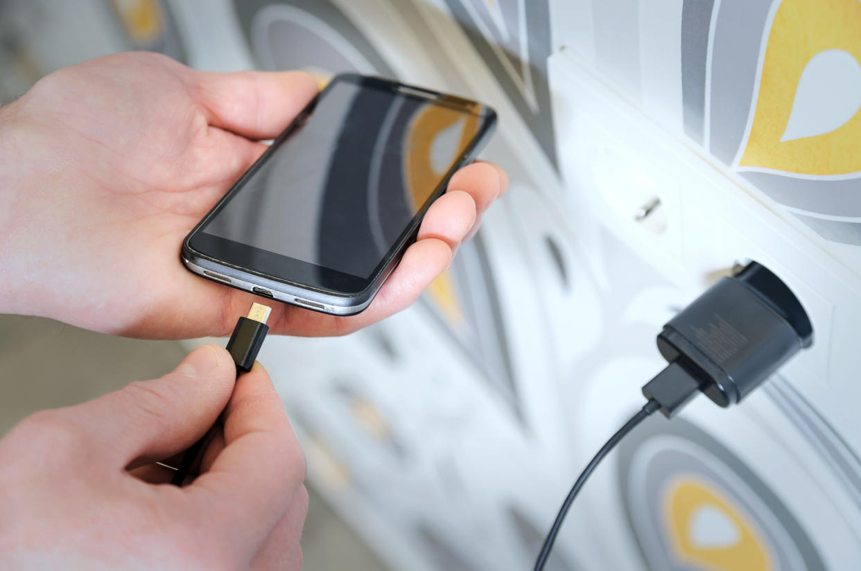 60 millions de consommateurs alerte sur les bornes de recharges smartphones publiques 