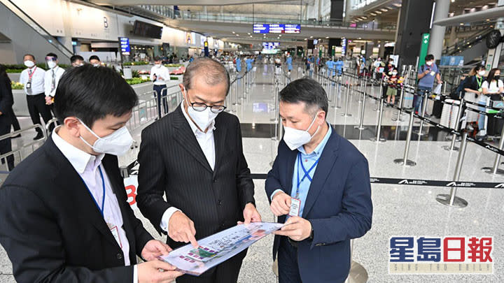 盧寵茂今日到機場了解精簡檢測流程情況。醫務衞生局fb圖片