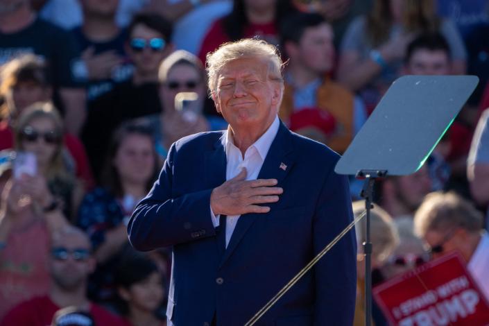 دونالد ترامپ، رئیس جمهور سابق ایالات متحده، دست خود را بر روی قلب خود در طول یک گردهمایی مبارزات انتخاباتی 2024 در Waco، تگزاس، 25 مارس 2023، نگه می دارد. (سوزان کوردیرو/ خبرگزاری فرانسه از طریق گتی ایماژ)