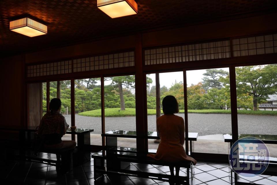 坐在「一白庵茶室」中，飲一杯抹茶，悠悠欣賞庭院美景，半日時光倏忽即過。