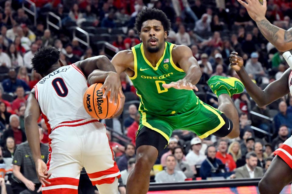 Kario Oquendo #0 of the Oregon Ducks gets tangled up with Jaden Bradley #0 of the Arizona Wildcats driving to the basket in the second half of a semifinal game during the Pac-12 Conference basketball tournament at T-Mobile Arena on March 15, 2024 in Las Vegas. The Ducks defeated the Wildcats 67-59.