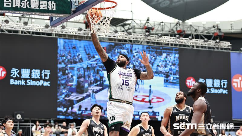 「表弟」卡森斯（DeMarcus Cousins）回歸首場比賽，上半場就砍下20分。（圖／記者劉彥池攝影）