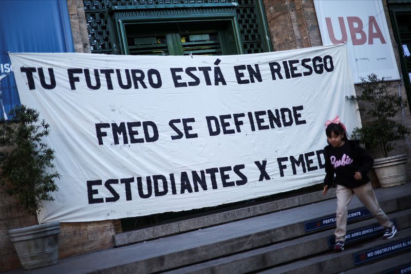 Universidad argentina da clases en las calles para protestar contra ajuste de presidente Javier Milei